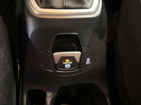 Used 2018 Jeep Renegade Latitude w/ UConnect 8.4 Nav Group FWD image 22
