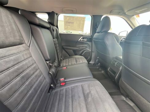 New 2025 Mitsubishi Outlander SE image 16
