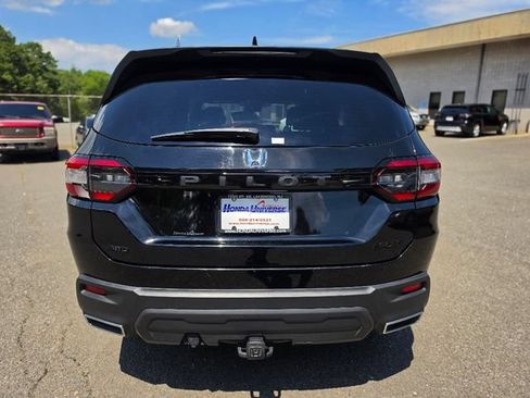 Used 2025 Honda Pilot Sport image 4