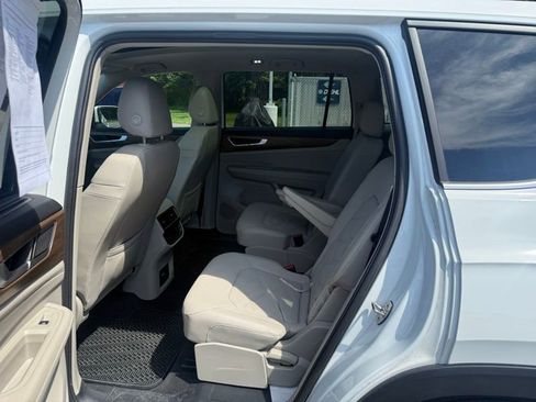 Used 2024 Volkswagen Atlas SE AWD/4WD image 11