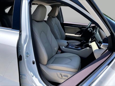 Used 2021 Toyota Highlander Limited FWD image 8