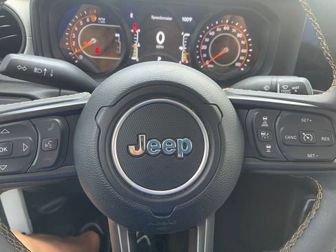 Used 2024 Jeep Gladiator Sport AWD/4WD image 25