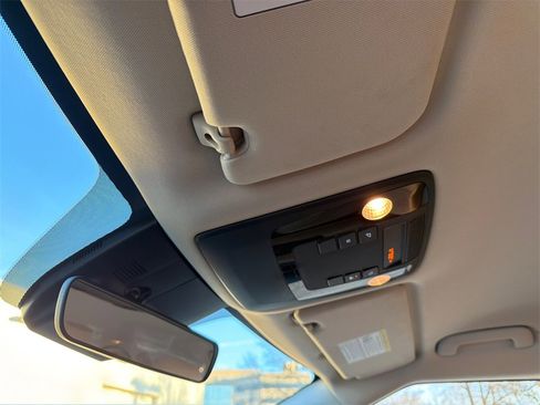 Used 2023 Kia Carnival LX image 31