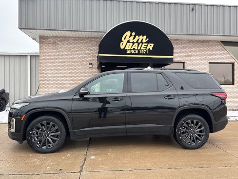 Used 2023 Chevrolet Traverse RS image 2