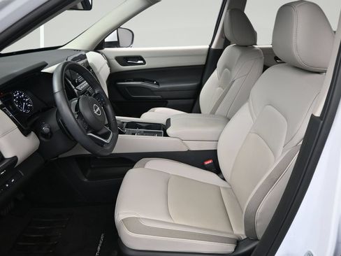 Certified 2025 Nissan Pathfinder SL FWD image 9
