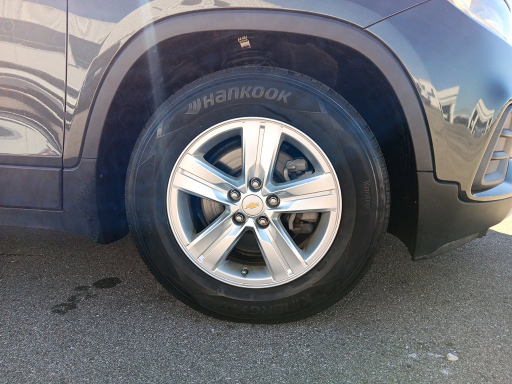 Used 2018 Chevrolet Trax LT w/ LT Convenience Package FWD image 3
