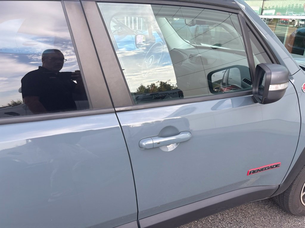 Used 2017 Jeep Renegade Trailhawk AWD/4WD image 4