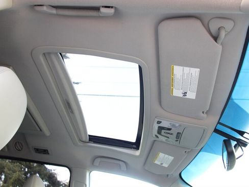 Used 2011 Toyota Sienna XLE w/ Entertainment Pkg image 9