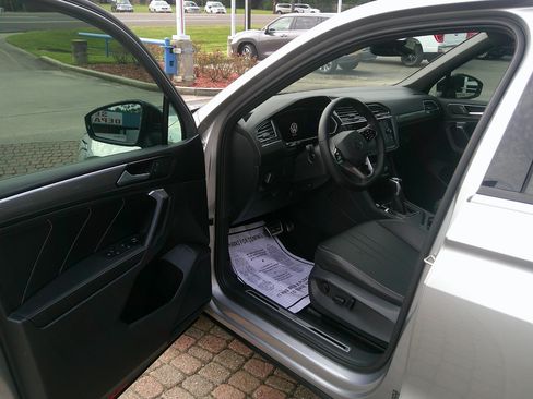 Used 2022 Volkswagen Tiguan SE R-Line image 8