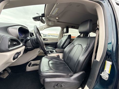 Used 2022 Chrysler Pacifica Touring-L image 11