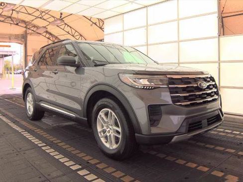 Used 2025 Ford Explorer Active RWD image 3