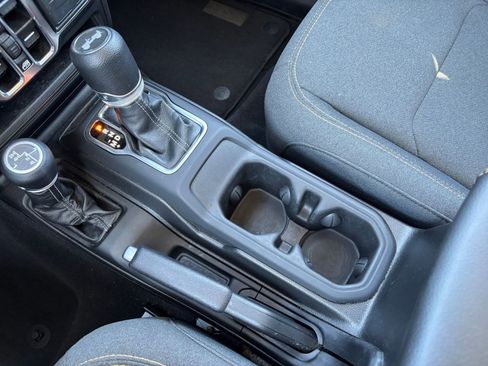 Used 2025 Jeep Wrangler Unlimited Sahara AWD/4WD image 40