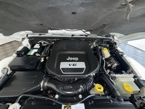 Used 2016 Jeep Wrangler Unlimited Sahara w/ Dual Top Group AWD/4WD image 25