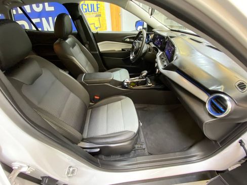 Used 2025 Chevrolet Trax LT FWD image 25