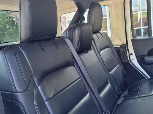 Used 2018 Jeep Wrangler Unlimited Sahara AWD/4WD image 30
