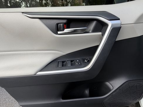 Used 2019 Toyota RAV4 XLE w/ Convenience Package FWD image 13