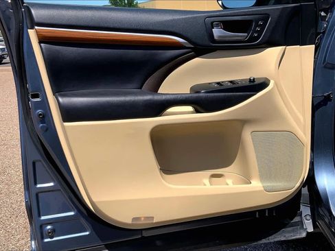 Used 2017 Toyota Highlander Limited Platinum w/ Carpet Mat Package image 22