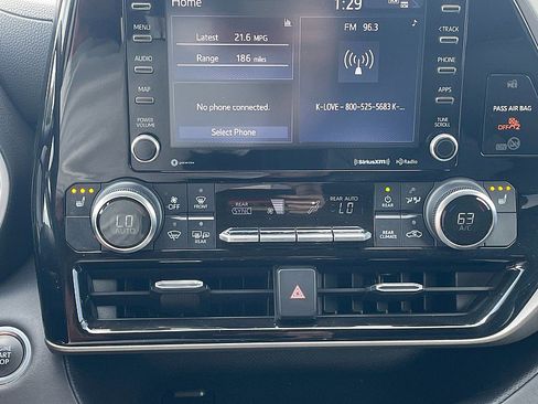 Used 2021 Toyota Highlander XLE image 23