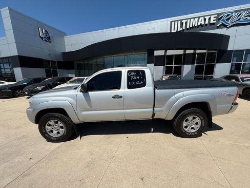 Used 2006 Toyota Tacoma PreRunner RWD image 2