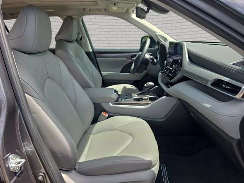 Used 2023 Toyota Highlander Platinum FWD image 11