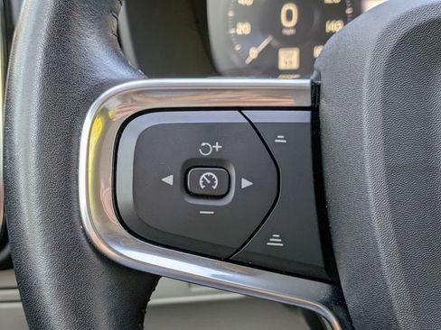 Used 2021 Volvo XC40 T4 Momentum w/ Premium Package FWD image 28