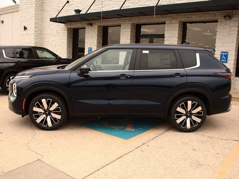 New 2025 Mitsubishi Outlander SE image 12