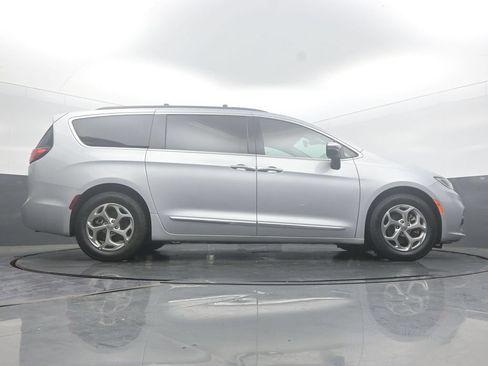 Used 2023 Chrysler Pacifica Limited FWD image 50