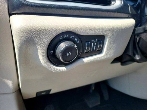 Used 2018 Chrysler Pacifica Touring Plus image 21