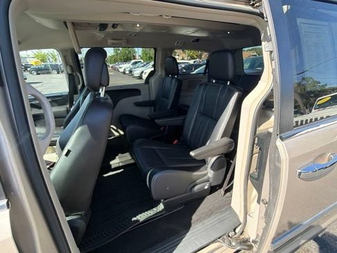 Used 2014 Chrysler Town & Country Touring-L w/ Driver Convenience Group FWD image 19