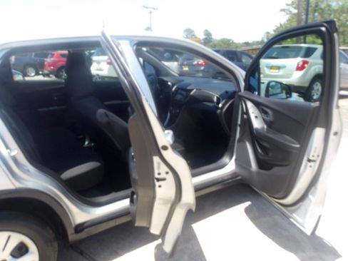 Used 2018 Chevrolet Trax LS FWD image 6