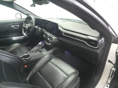 Used 2025 Ford Mustang Premium image 4