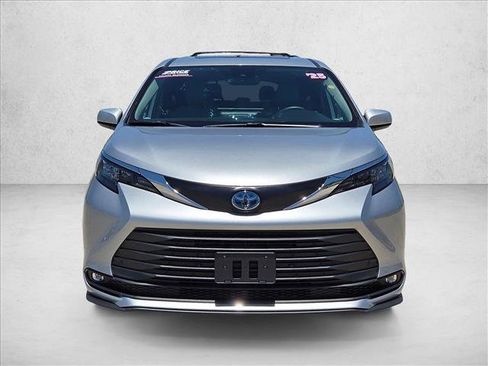 Used 2025 Toyota Sienna XLE AWD/4WD image 2