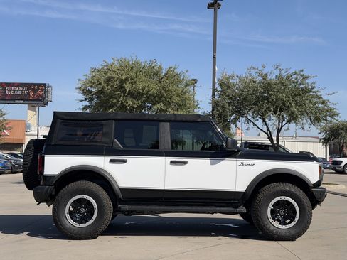 Used 2022 Ford Bronco Badlands w/ Sasquatch Package AWD/4WD image 3