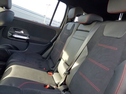 Used 2021 Mercedes-Benz GLB 250 4MATIC image 28