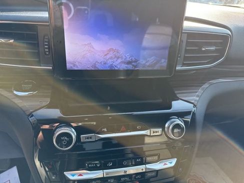 Used 2023 Ford Explorer Limited image 16