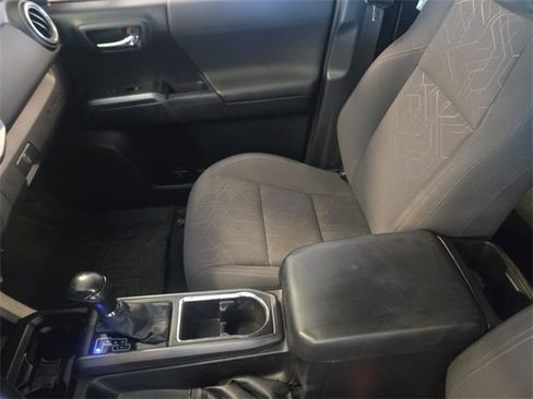 Used 2016 Toyota Tacoma TRD Sport image 19