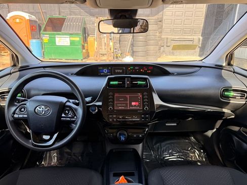 Used 2022 Toyota Prius LE image 18