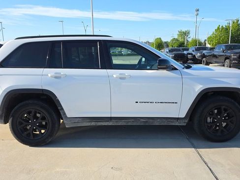 Certified 2024 Jeep Grand Cherokee Altitude AWD/4WD image 6