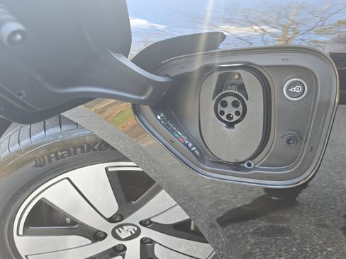 Used 2021 Porsche Taycan image 12