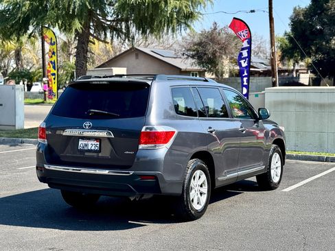 Used 2012 Toyota Highlander SE w/ Tow Pkg image 4
