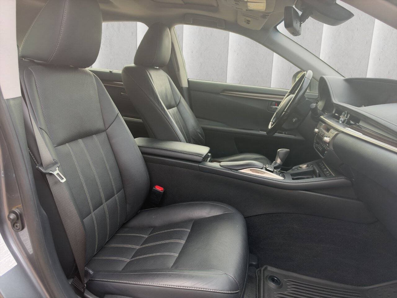 Used 2016 Lexus ES 350 w/ Ultra Luxury Package FWD image 11