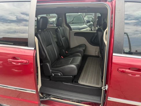 Used 2014 Chrysler Town & Country Touring FWD image 11