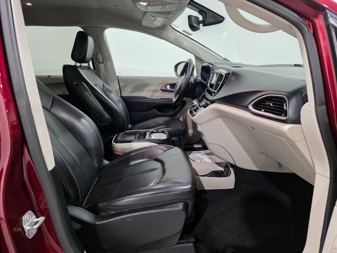 Used 2020 Chrysler Voyager Lxi image 23