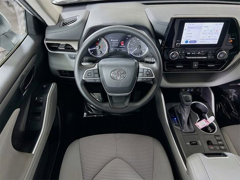 Certified 2023 Toyota Highlander L image 20