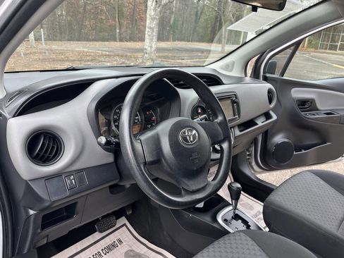Used 2015 Toyota Yaris L image 9