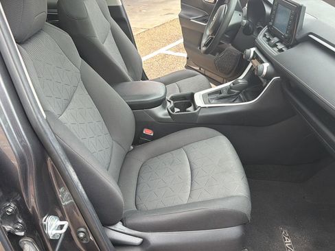 Used 2021 Toyota RAV4 XLE w/ Convenience Package FWD image 18
