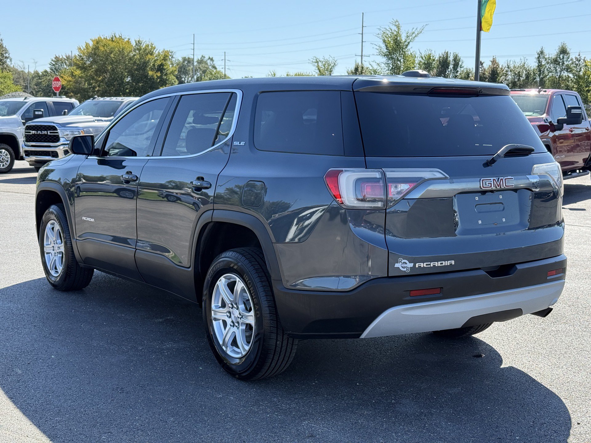 Used 2019 GMC Acadia SLE w/ LPO, Black Accent Package FWD image 6