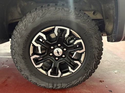 Used 2024 Chevrolet Silverado 1500 ZR2 w/ Technology Package image 30