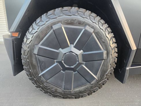 Used 2024 Tesla Cybertruck AWD Crew Cab image 18