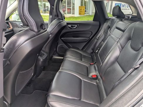 Used 2021 Volvo XC60 T6 Momentum w/ Premium Package AWD/4WD image 22